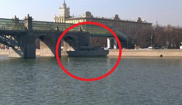 «Призрачная» лодка в Москве озадачила пользователей Сети