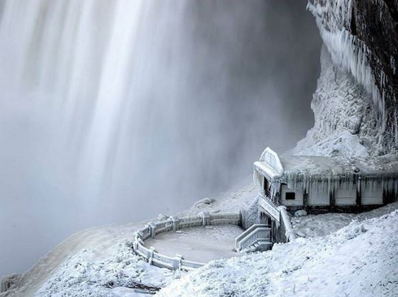 Аномальные холода превратили Ниагарский водопад в изящную иллюзию