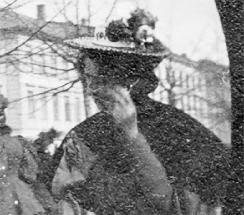 На фотографии 1890 года женщина разговаривает по смартфону