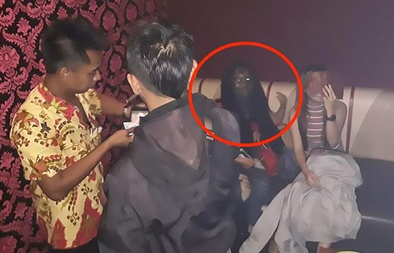 Индонезийская полиция сфотографировала вампиршу