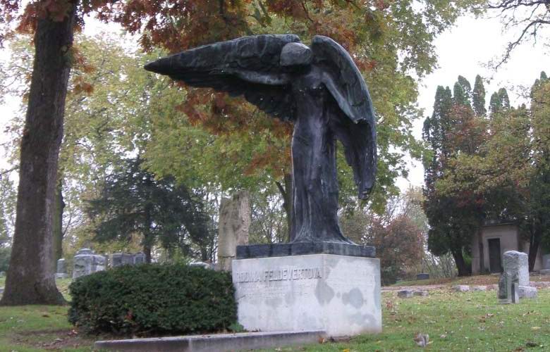 Кладбищенская статуя Черного Ангела, прикосновение к которой способно убить