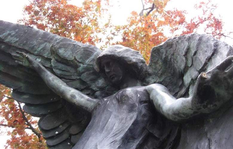 Кладбищенская статуя Черного Ангела, прикосновение к которой способно убить