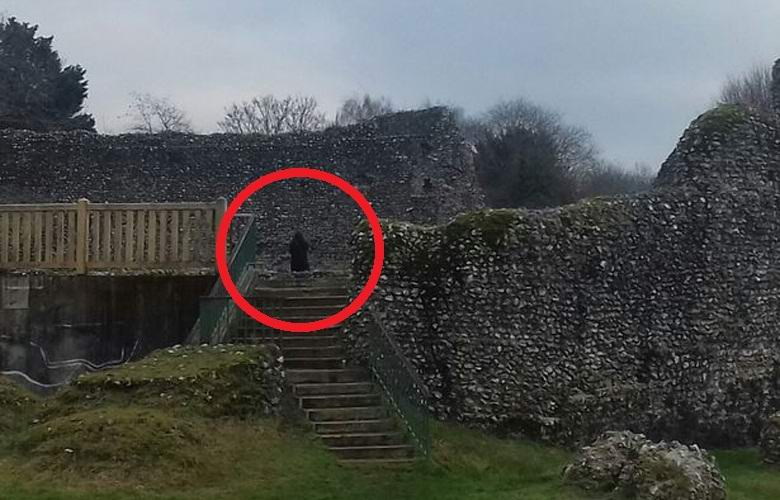 Возле развалин английского замка сфотографировали призрак монаха