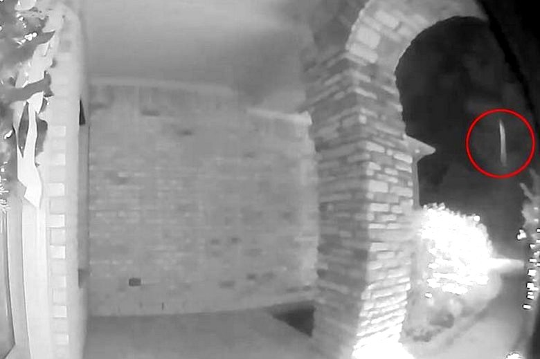 Камера видеонаблюдения фиксирует момент похищения хозяина дома инопланетянами