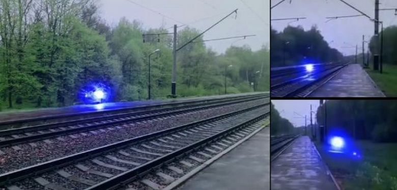 Странный синий светящийся шар летает над железной дорогой, а потом взрывается
