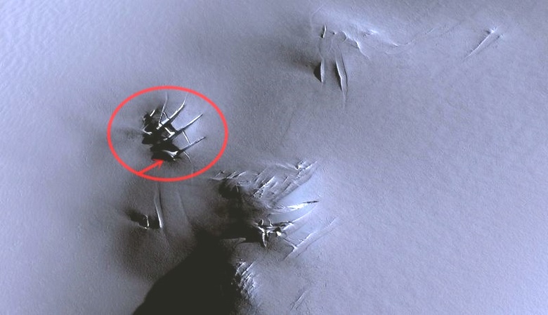 В Антарктиде уфологи нашли сразу два НЛО