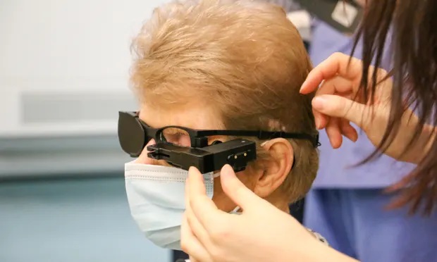Пенсионерке вернули зрение с помощью имплантированного чипа