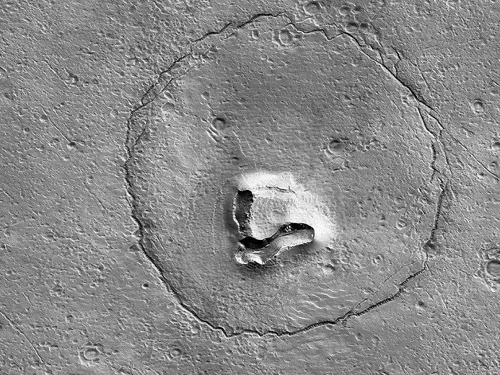 На Марсе обнаружили кратер, похожий на медведя