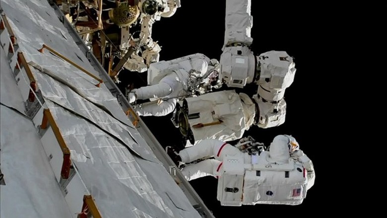 Астронавт МКС загородил рукой объектив камеры, которая «поймала» НЛО