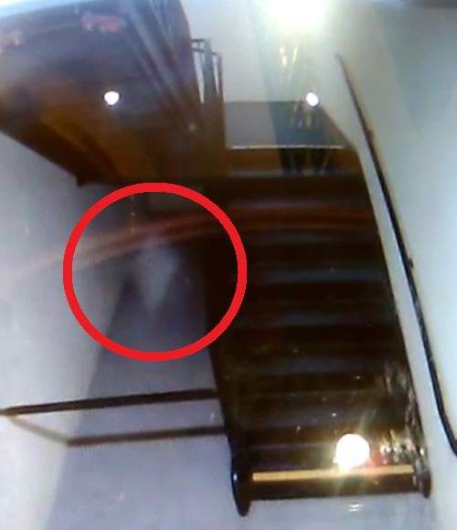 Привидение мальчика под лестницей удивило охранников