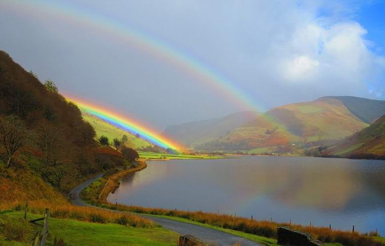 Удивительную «кислотную» радугу запечатлели на фото в Уэльсе