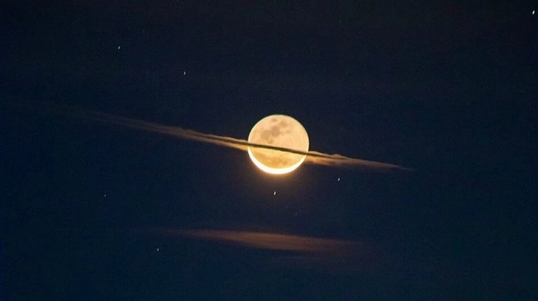 Вокруг Луны образовалось кольцо и она стала похожа на Сатурн