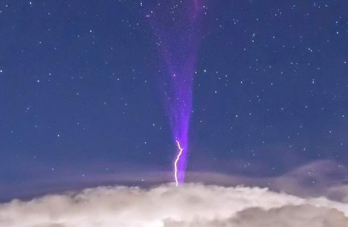 Сфотографирована необычная фиолетовая молния