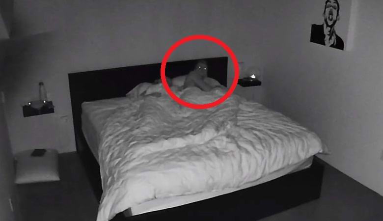 Девушка оседлала перила своей кровати на скрытую камеру