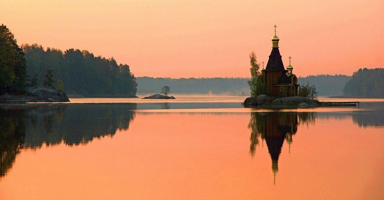 Небольшая русская церквушка просто сказочной красоты