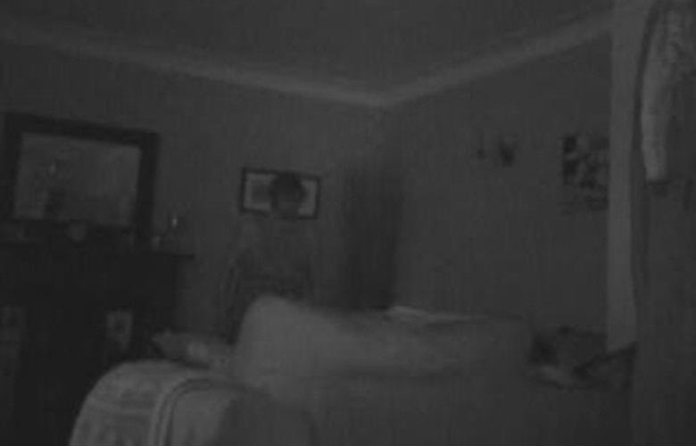 Зловещего чужака запечатлела камера в доме американца