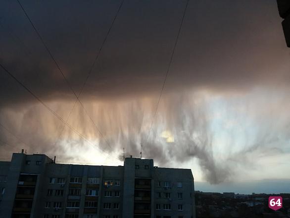 Жителей Саратова поразили жуткие облака над городом