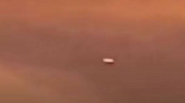 Сигарообразный НЛО над Калифорнией запечатлели из пассажирского самолета