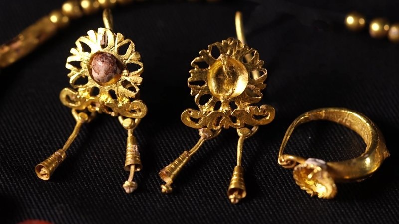Девушку римской эпохи с золотыми украшениями 1700-летней давности нашли в свинцовом гробу