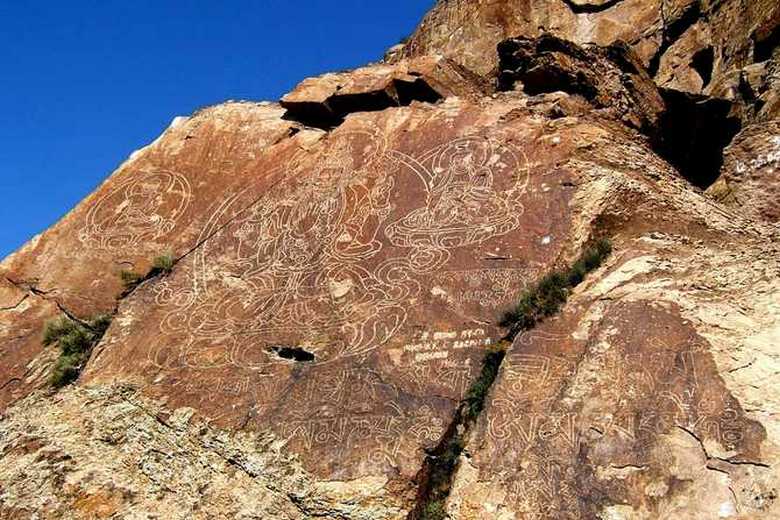 Наскальные рисунки - петроглифы доказывают контакты древних людей с пришельцами