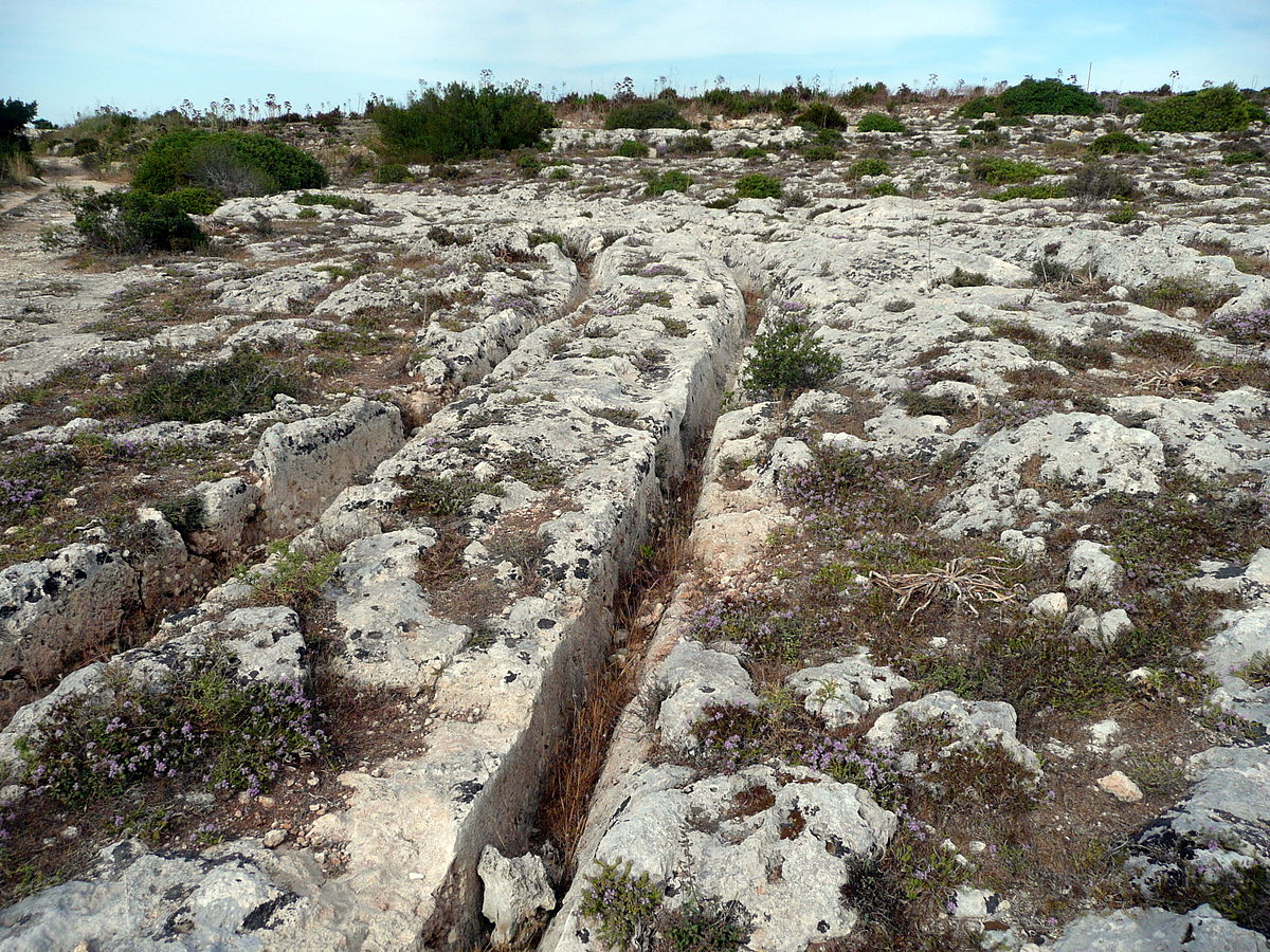 Древнейшие каменные колеи Мальты, неизвестно кем и для чего созданные