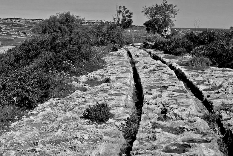 Древнейшие каменные колеи Мальты, неизвестно кем и для чего созданные