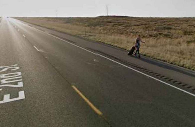 Google Maps обнаружил на пустынной дороге человека