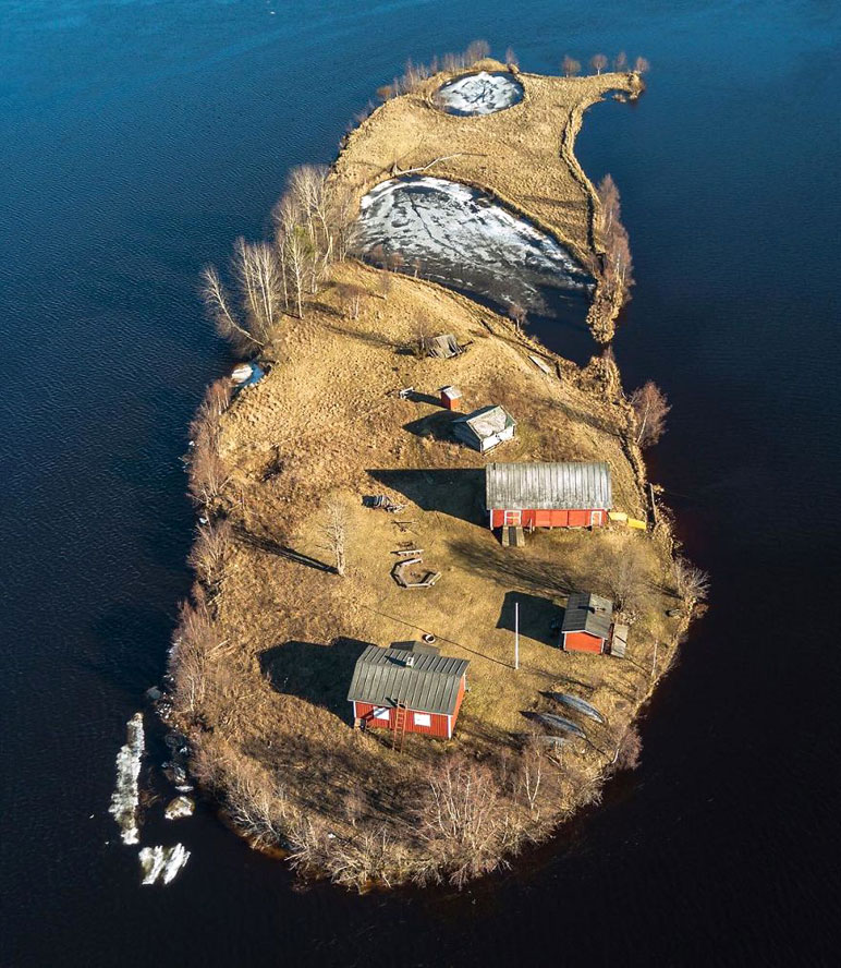 Времена года на уютном островке сказочной Лапландии