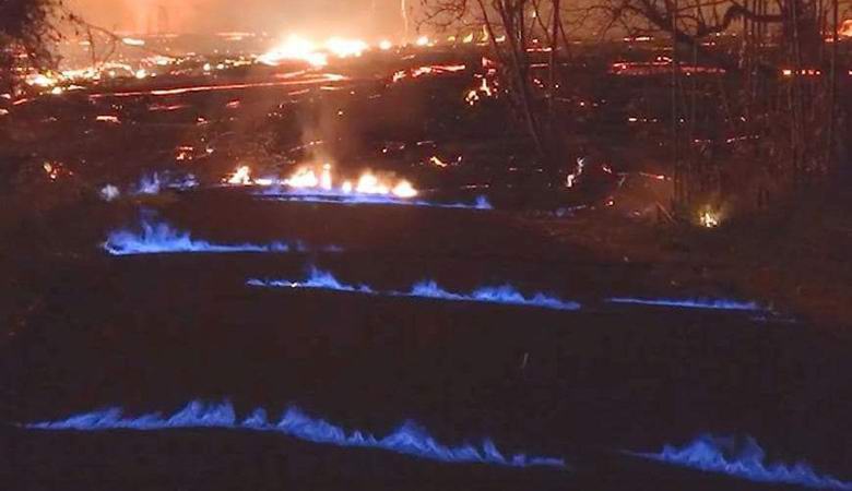 Из-под земли на Гавайях вырывается загадочный синий огонь