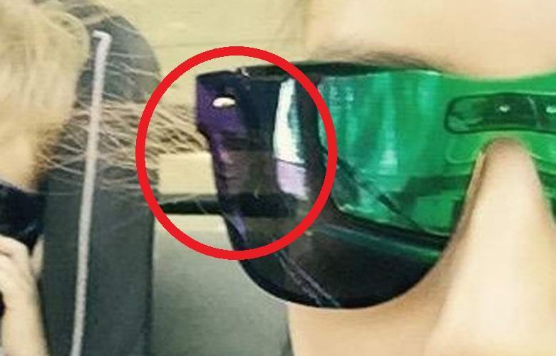 Призрачное лицо показалось в неожиданном месте на селфи женщины