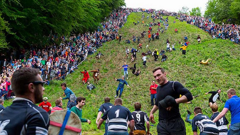 На холме Купера в Глостершире прошли традиционные сырные гонки