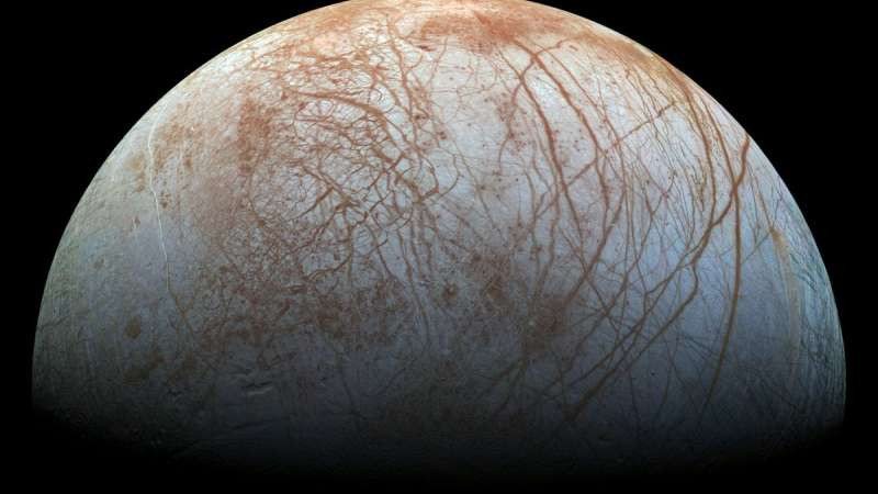 Спутник Юпитера сбрасывает воду в космос