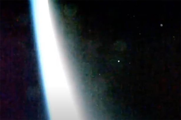 Камера МКС запечатлела «армаду НЛО», улетающих с Земли (ВИДЕО)