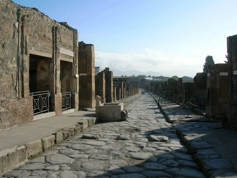 Уникальные артефакты и страшное прошлое оживают в Помпеях