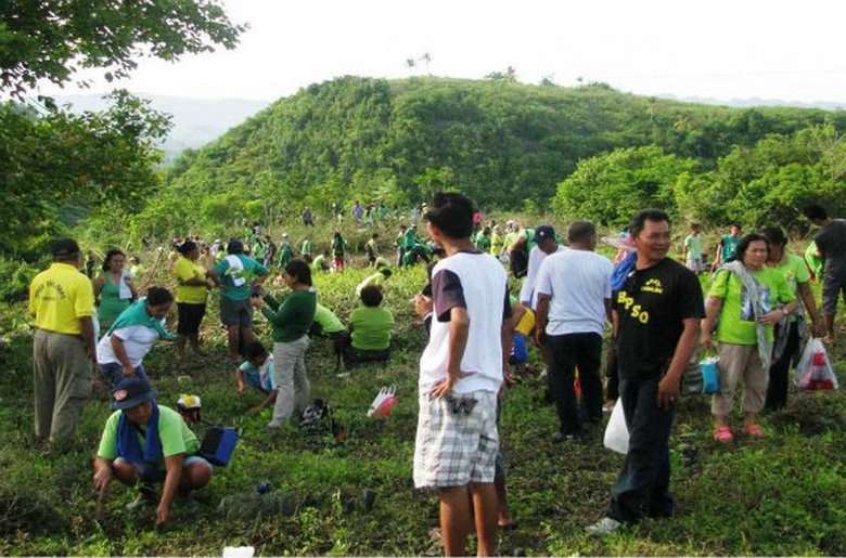 На Филиппинах принят закон: учащиеся и студенты должны перед выпуском посадить по 10 деревьев