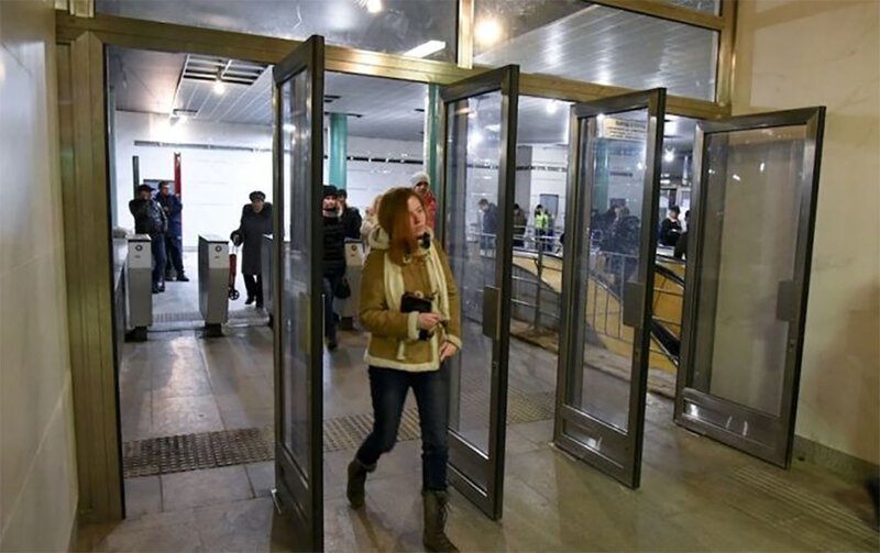 Почему на входе в метро установили такие неудобные двери