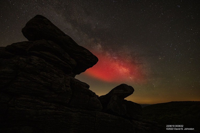 Странное красное свечение в ночном небе запечатлели фотографы
