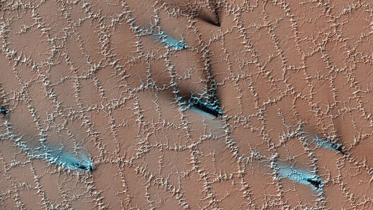 Загадочные отметины обнаружили на Марсе