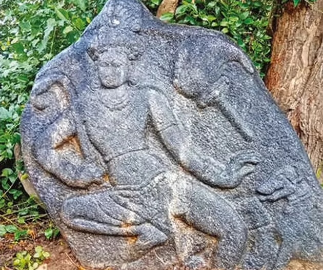 Загадочный каменный идол обнаружили в Индии