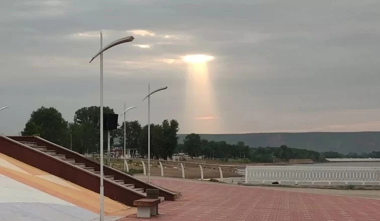 Удивительное явление в небе над Нижнекамском: Солнце пробивается сквозь облака