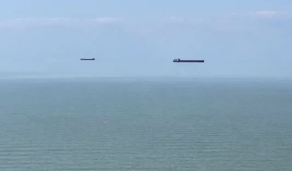 Феноменальная фата-моргана: парящие корабли над Азовским морем в Ейске