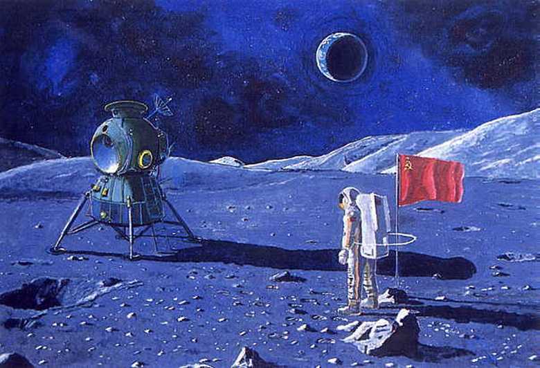Первыми на поверхность Луны вступили советские космонавты?