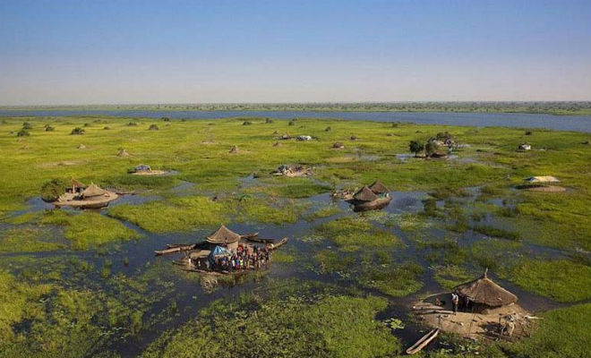Племя тысячи лет живет посреди самого большого болота Африки