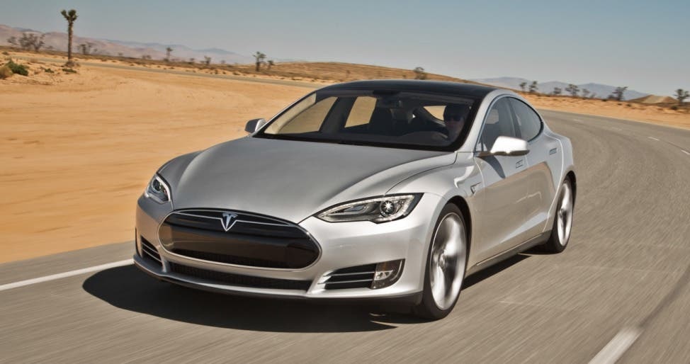 Tesla предоставляет возможность зарядки электромобилей солнечной энергией