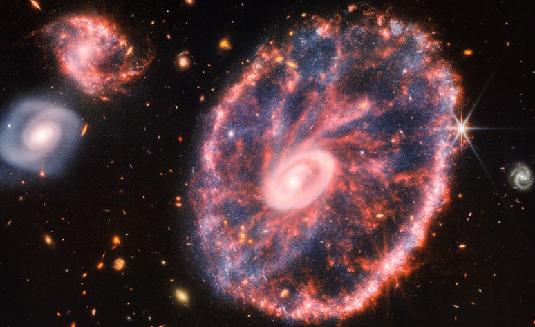 Впечатляющий снимок галактики «Колесо телеги» опубликовали NASA