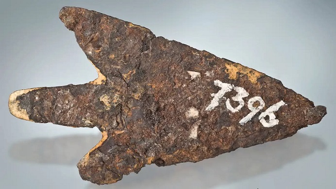 Обнаруженный древний наконечник стрелы был изготовлен из внеземного металла