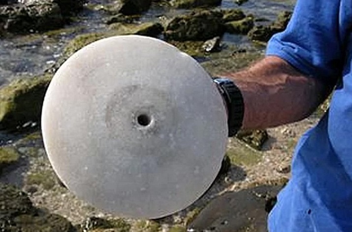 2500-летний мраморный диск с магической функцией обнаружен у берегов Израиля