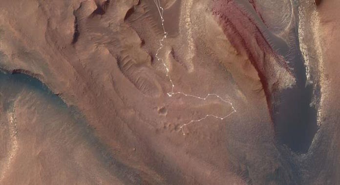 Марсоход Curiosity преодолел опасные препятствия на Марсе