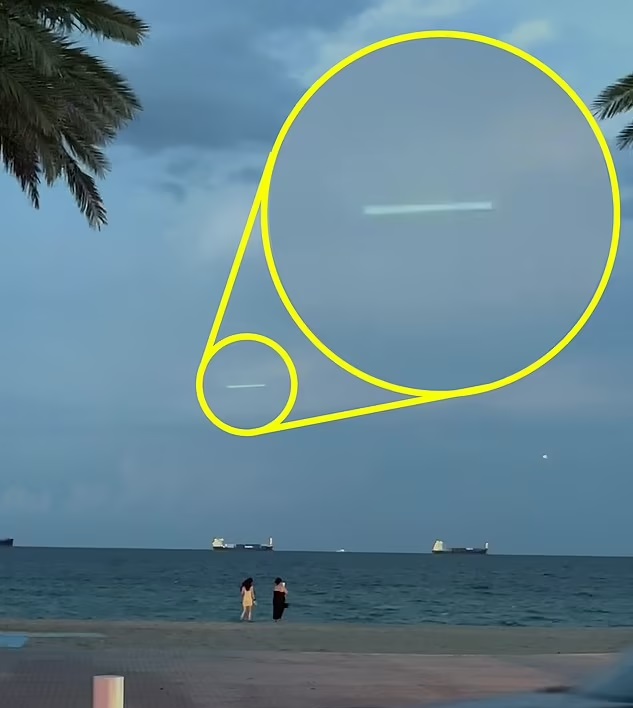 Мужчина во время грозы запечатлел НЛО, летящий с ошеломляющей скоростью