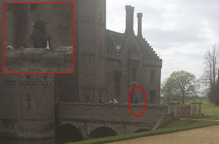 Туристка сфотографировала привидение старого замка